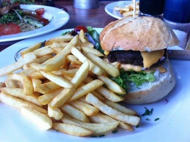 cheeseburger with fries|Diepak Kisoensinghさん