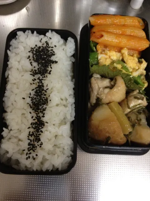 お弁当。じゃがいもと鶏肉（昨日の残り）、ピーマン入りスクランブルエッグ、トマトソースのペンネ。|西川季宏さん