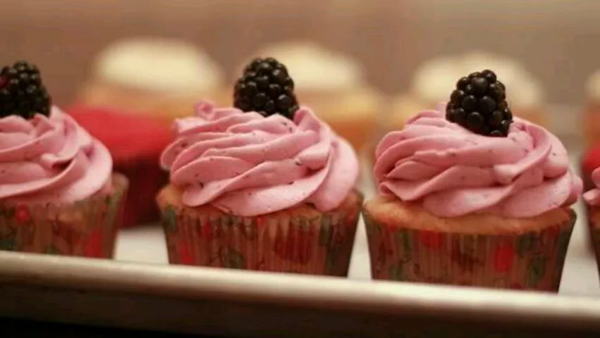 White Chocolate cupcakes with Blackberry Buttercream|zina jacksonさん