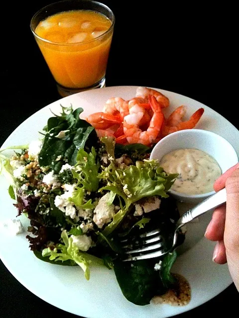 Snapdishの料理写真:#Lunch #prawns #salad #juice|Annette Meltonさん