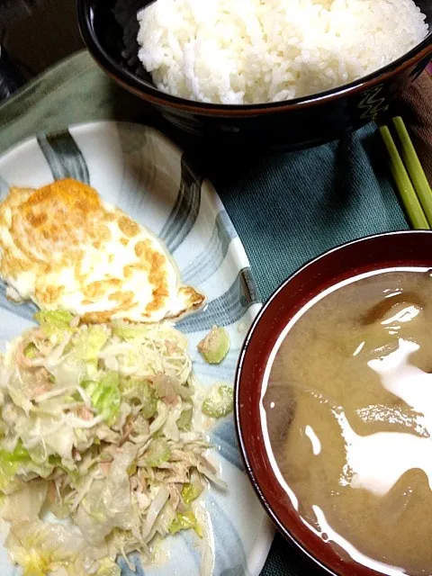 #昼飯 ツナセロリレタスサラダ、椎茸味噌汁、白米、目玉焼き(ターンオーバー)、そして納豆追加！ 今日はお腹にやさしいシリーズです。|ms903さん