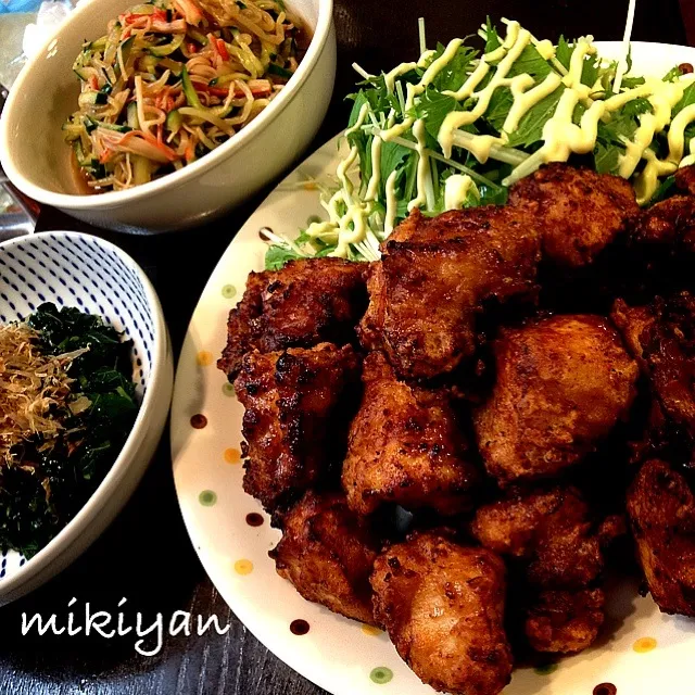 Snapdishの料理写真:醤油麹で胸肉唐揚げ、モヤシのサラダ、モロヘイヤのお浸し|みきやん☺︎さん