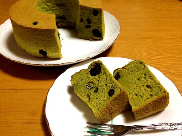 Snapdishの料理写真:小豆入り抹茶シフォンケーキ|こにたんさん