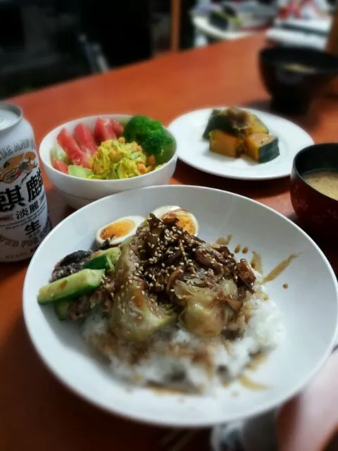 今日の晩ご飯☆照り焼きロールキャベツ丼、梅しそきゅうり、かぼちゃのサラダ、かぼちゃの煮物、油あげのお味噌汁|友里さん