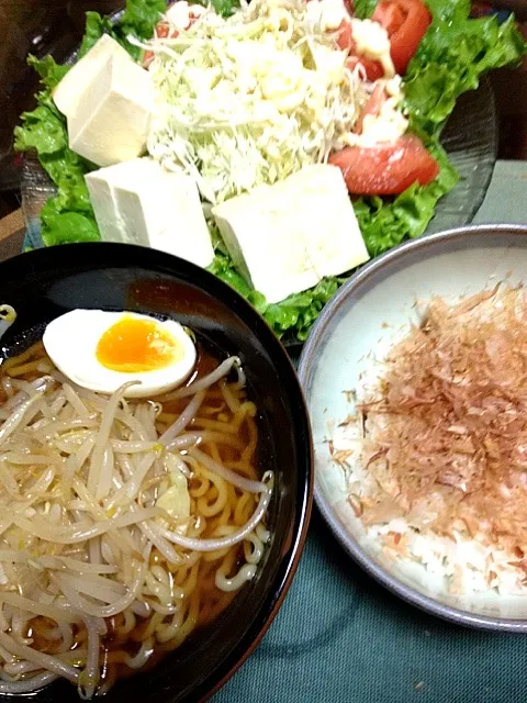 #夕飯 おかかご飯、とうふサラダ、ラーメン(喜多方しょうゆ)。上にのせたもやし炒めと茹で卵がちょうどいいあんばい。|ms903さん