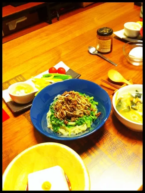 肉味噌こんにゃく麺、中華スープ、スティックサラダ、胡麻豆腐|二宮みさきさん