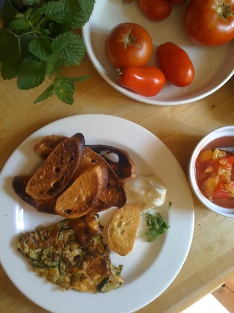 Snapdishの料理写真:Local zucchini mint frittata & local tomatoes crostini #eatlocaloh|xuedan wangさん