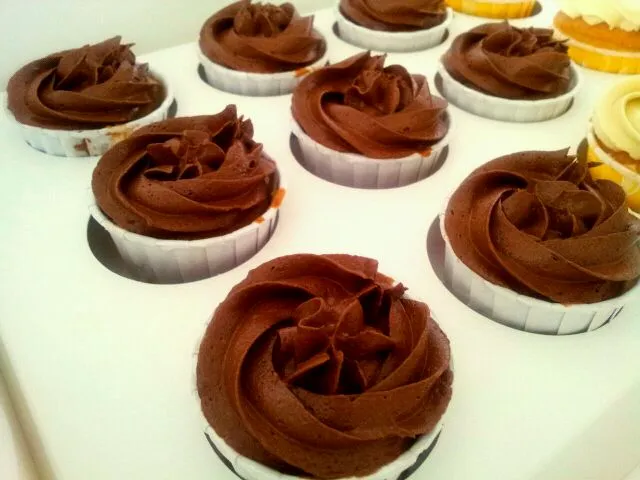 Devil food cupcake with choc buttercream|genさん