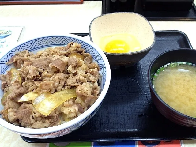 昼 牛丼並つゆだく たまご 味噌汁|プラムてつ。さん