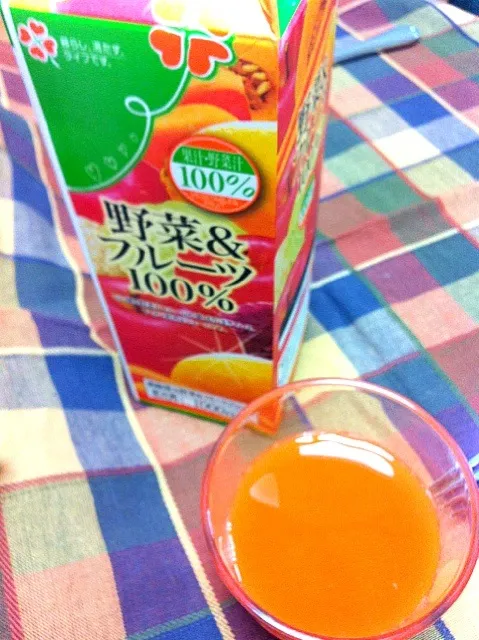 Snapdishの料理写真:野菜＆フルーツジュース A vege n' fruits juice|yoshiee mizutaniさん