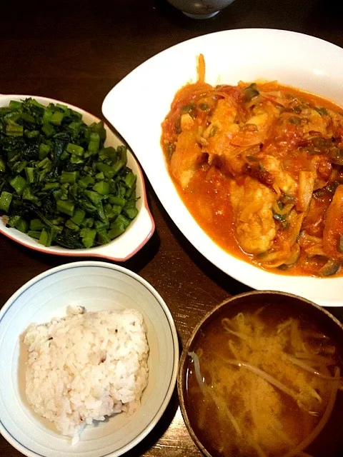 カレイのトマトチーズ煮  ツルムラサキのごま油炒め  モヤシの味噌汁|やなさんさん