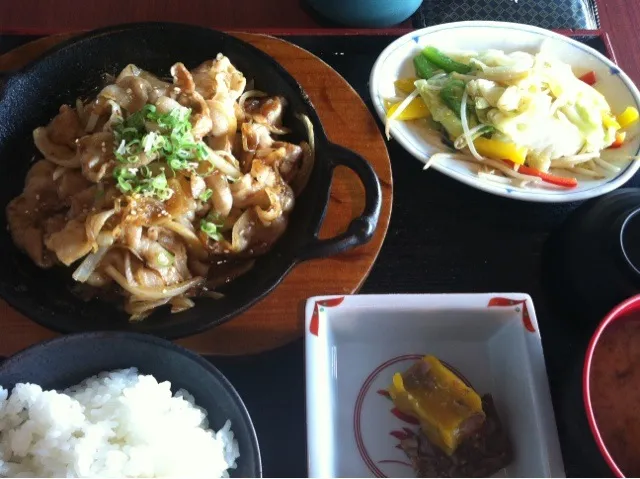 Snapdishの料理写真:✨米沢豚の生姜焼き定食🐷|じょじょさん