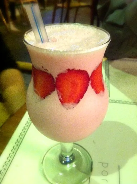 Snapdishの料理写真:Strawberry Milkshake|Agnes Jeoさん