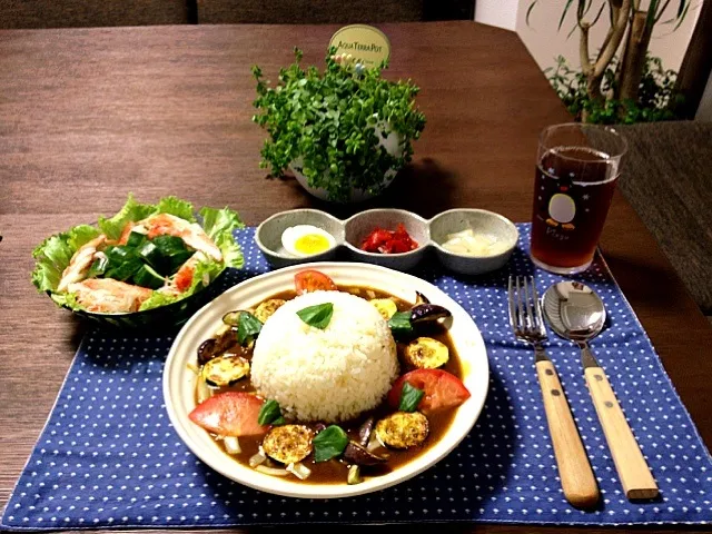 Snapdishの料理写真:夏野菜とチーズのカレーライス、カニカマサラダ、ゆで卵・福神漬・らっきょう|pentarouさん