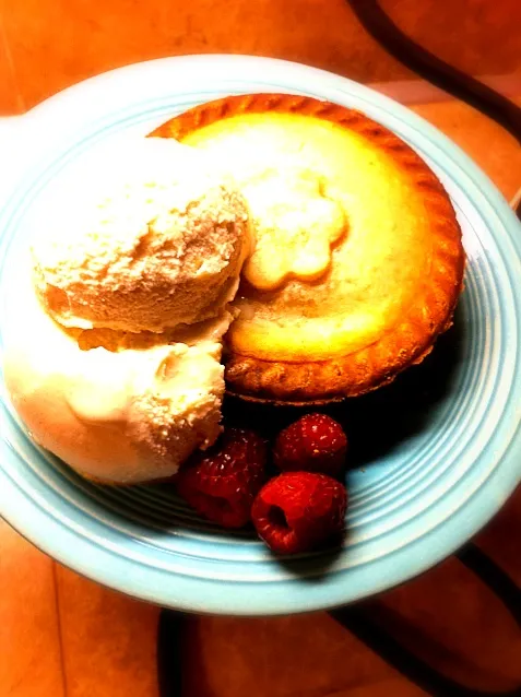 Pineapple Pie with Vanilla Ice Cream|Joさん