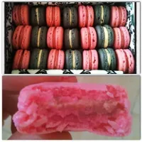 More of my macarons! white chocolate raspberry & passionfruit swiss meringue|Jasmine U.さん