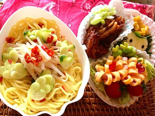 Snapdishの料理写真:ピリ辛つけ麺のお弁当💓中華麺、もやし、胡瓜、辛いっ酢、手羽唐揚、薄焼き卵ハム巻き、枝豆、自家製ミニトマト、コーン、マッシュポテトでキティちゃん(=^ェ^=)|yukie Mさん