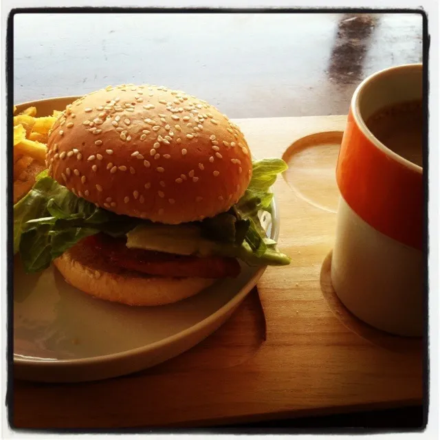 Snapdishの料理写真:ランチ🍴照り焼きチキンバーガー🍔|kanapinさん