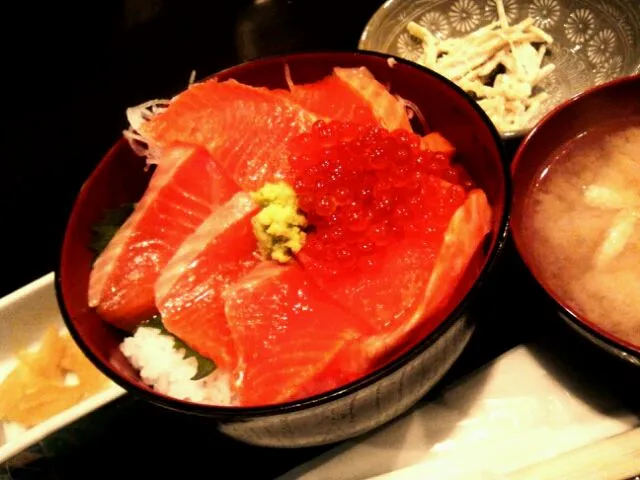 サーモンいくら丼|さくたなおこさん