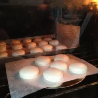 my vanilla marshmallow macarons in the oven|Nicky de Wittさん