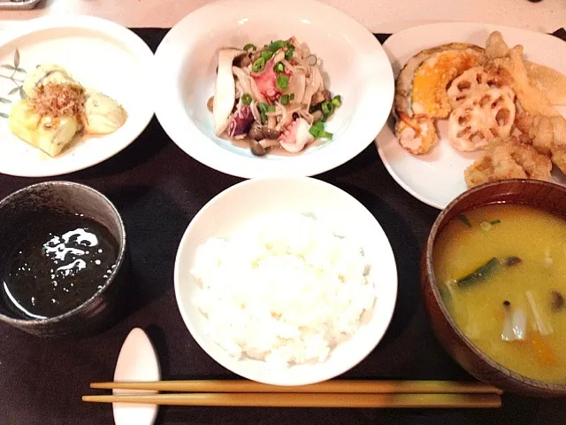 鶏と野菜の竜田揚げ 蛸とキノコの塩炒め 焼きなす もずく酢 南瓜とキノコのお味噌汁|ユリクロさん