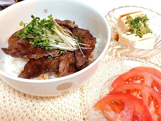 焼肉丼🍴|かかさんさん