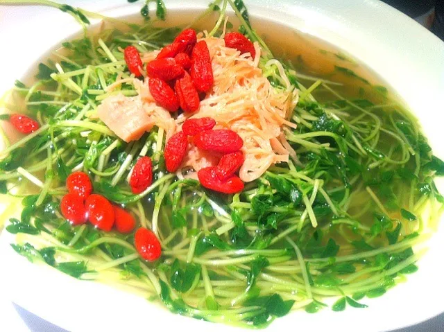 poached vegetable sprouts with conpoy & wolfberries in soup|skyblueさん