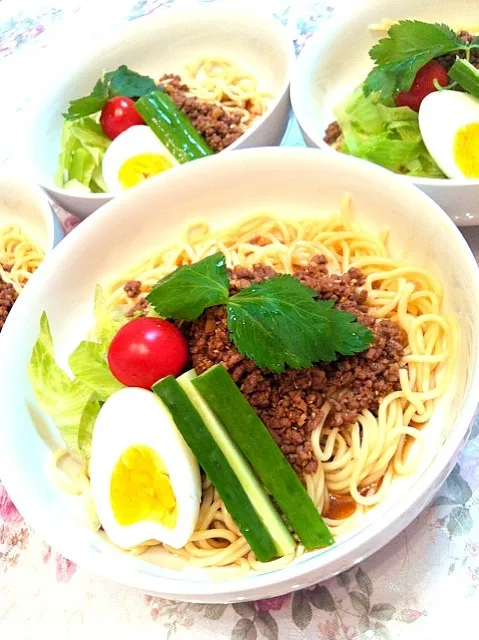 昨日挽肉が大特価だったので、今夜は特製担々麺にしてみました♪ゴマと甜麺醤・豆板醤がよく効いて美味しい～♪|由寿妃さん