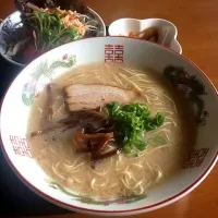 Snapdishの料理写真:とんこつラーメン|yujiさん