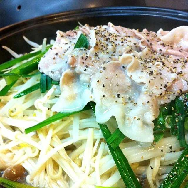 あんちゃまの麺つゆで食べる豚もやしニラ鍋|ちっきーさん