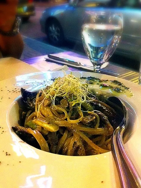 Snapdishの料理写真:黑松露什菌扁麵／BLack Truffle mix Mushroom Linguini|jeanさん