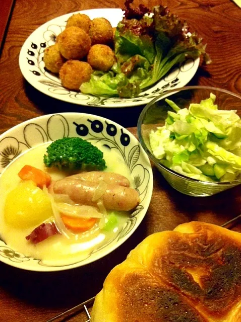 9/1晩御飯  クリームシチュー  かぼちゃコロッケ  野菜サラダ  鍋焼パン  ＊9月になったし秋メニュー。だがしかし、まだ暑かったです＊|yukiyamasakiさん