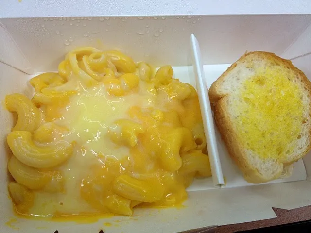 macaroni cheese pasta with garlic bread|ken miyahiraさん