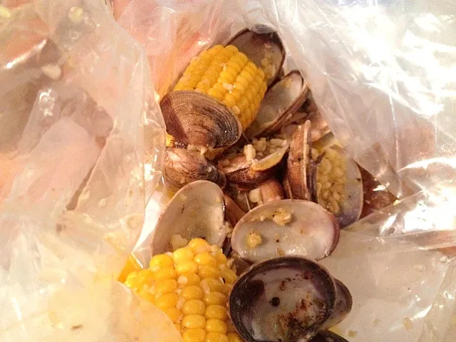 Snapdishの料理写真:clams in butter and garlic|Lawrence Angさん