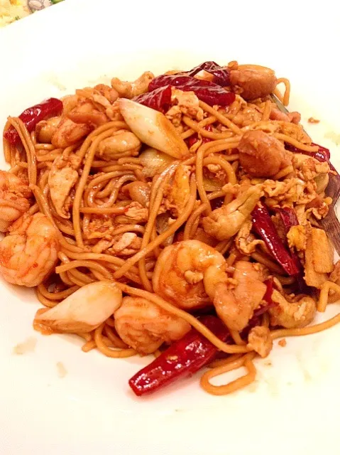 Snapdishの料理写真:Chicken & Prawn Kung Pao Noodle|aline chandraさん