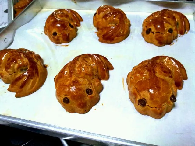 Snapdishの料理写真:fish mold mooncake with lotus paste filling|genさん