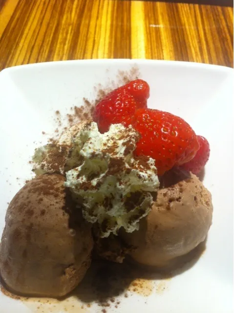 white chocolate coconut mousse with chocolate ice cream|Diepak Kisoensinghさん