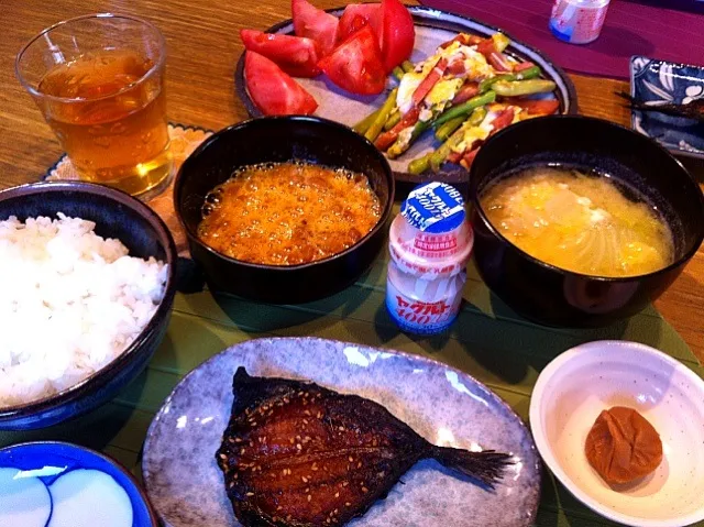 鯵みりん  アスパラとソーセージの玉子炒め  トマト  白菜の味噌汁  トマト梅  ヤクルト|高田恵子さん