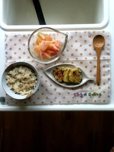 Snapdishの料理写真:離乳食 帆立豆腐ごはん、さつま芋プルーンのおやき、桃|あっこさんのさん