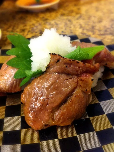 Snapdishの料理写真:まぐろ頬肉焙り。ここ来ると欠かさず食べるを|liccaさん