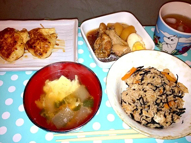 Snapdishの料理写真:手羽先とジャガイモの甘辛煮、トロロ巾着、冬瓜のスープ、ひじきご飯|なおさん