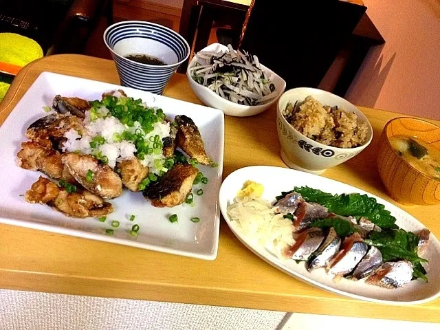 Snapdishの料理写真:鯖の竜田揚げ•サンマのお刺身•炊き込みご飯|eriさん