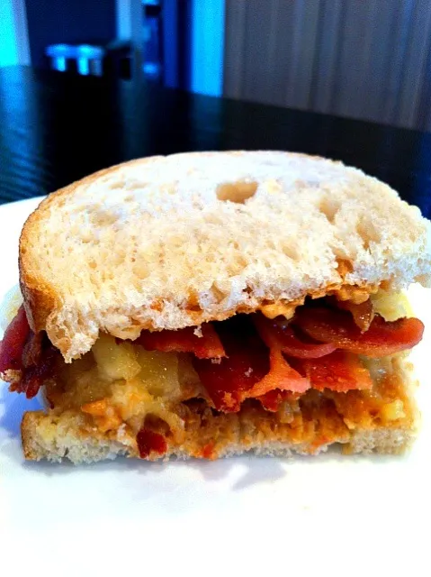 Peanut butter, bacon and banana sandwich|Holly Doranさん