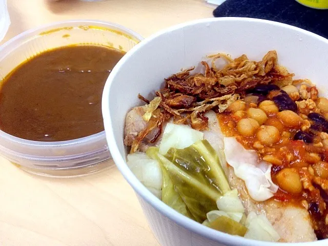 Snapdishの料理写真:Stout pork and beans curry w/ rice to go|chan mitsuさん