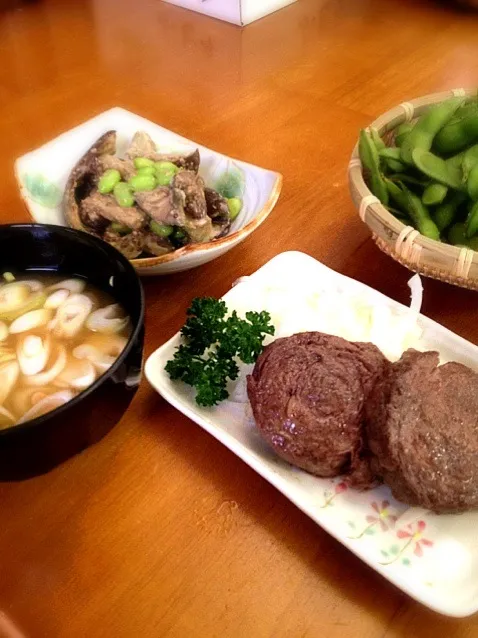 Snapdishの料理写真:ステーキ、オニオンスライス、ナスと枝豆のゴマドレ和え、納豆汁|さゆりさん