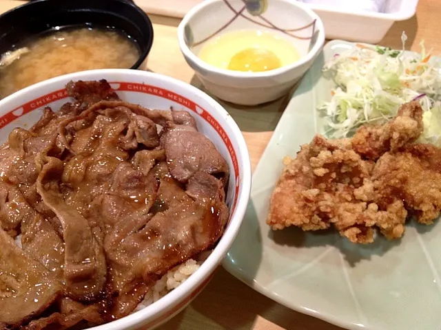 Snapdishの料理写真:焼き牛丼 から揚げ 東京力めし|ひろろーんさん