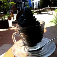 Snapdishの料理写真:長浜で食べた真っ黒ソフトクリーム(ﾟoﾟ;;