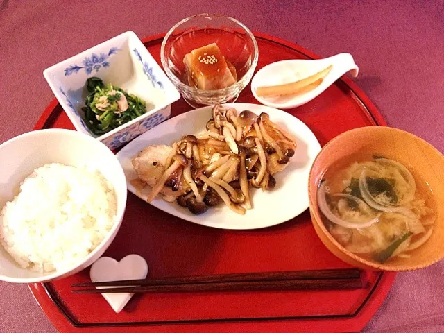 鶏つくねきのこあんかけ、ほうれん草とツナのお浸し、胡麻豆腐、|よよさん