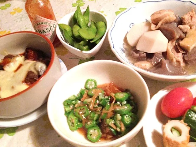 糖質制限食の晩ご飯  今日は芋炊き   茄子のミートソース焼き、枝豆、オクラナメコ   モロキュウ     相変わらずツマミご飯です、(^^;;|mari miyabeさん