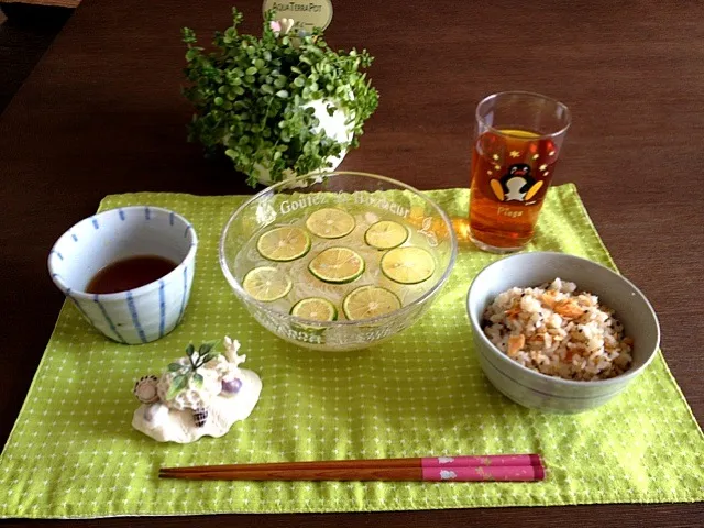 鮭と玉子の混ぜご飯、すだち素麺、ジャスミン茶|pentarouさん